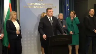 Скандал гърми в НС: Кабинетът "Желязков" скочи заради шантажа на Доган, ето как ги изнудвал!