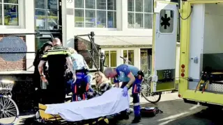 Кръв в Амстердам: Има ранени след клане на централен площад СНИМКИ