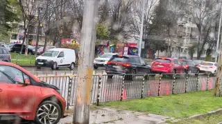 Кошмар заради дъжда в София: БМВ се вряза в спирка СНИМКА