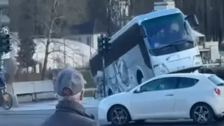 Огромна трагедия разплака цяла Италия, ВИДЕО 18+ показва ужасяващ инцидент с автобус