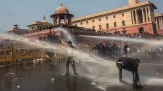 Най-малко четирима полицаи и двама бойци загинаха при престрелка в Джаму и Кашмир