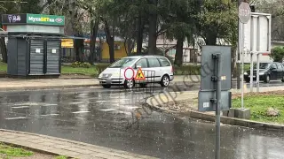 Таксиджия заряза клиент в дъжда, не му се обикаляло заради ремонтите