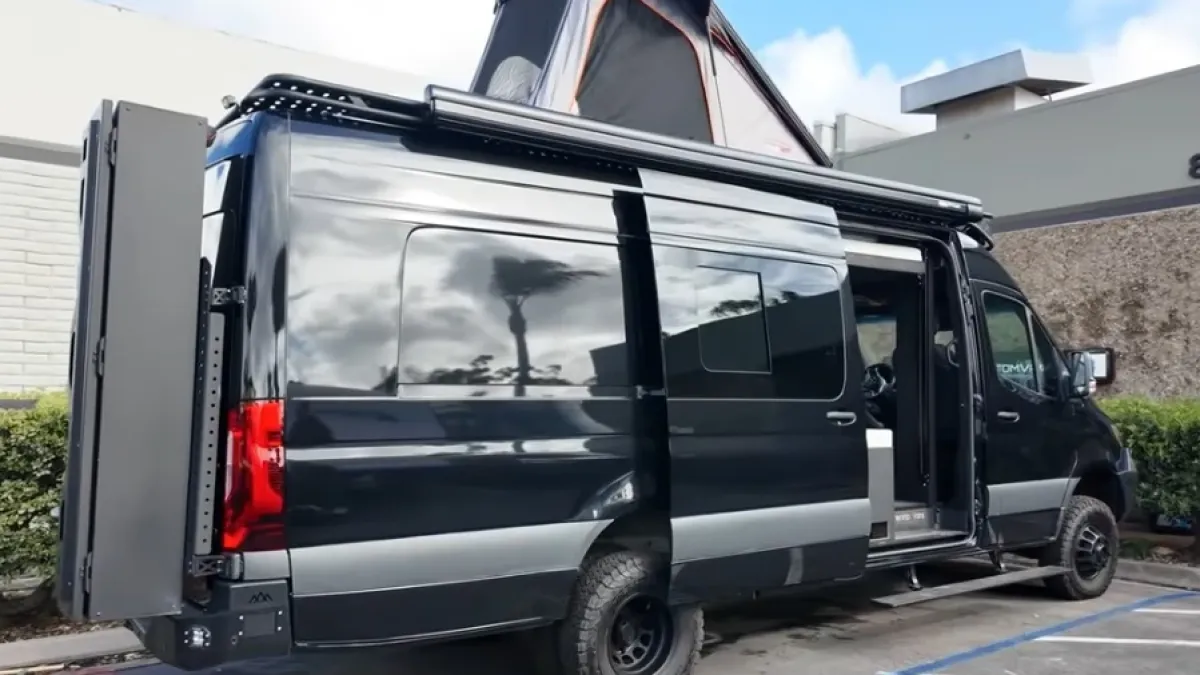 Превърнаха Mercedes Sprinter във всъдеходен кемпер със спа ВИДЕО