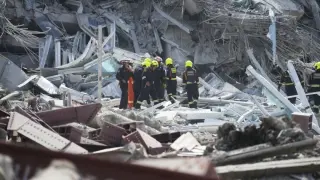 Извадиха мъж жив от руините на сграда 40 часа след труса в Мианмар ВИДЕО  