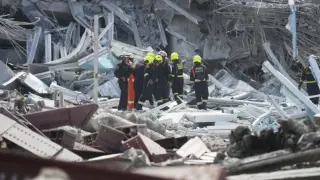 50 часа жива под тонове бетон: Бременна жена в Мианмар почина малко след като я извадиха