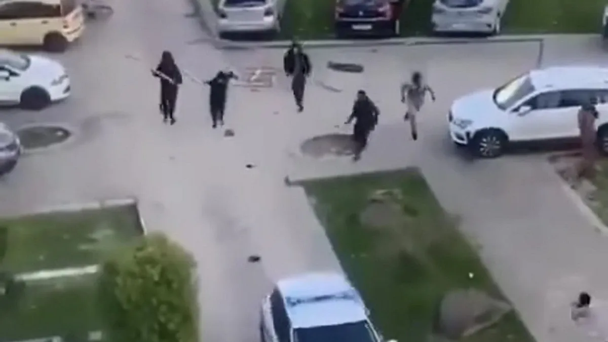 Докъде се докараха: Араби изгониха полицаите от квартал на Париж ВИДЕО
