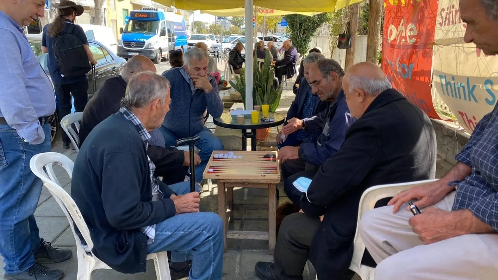 Дават по 250 евро на бедните пенсионери за Великден, нашите могат само да мечтаят