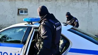 Ченгета нахлуха в апартамента на перничанка и я закопчаха за...