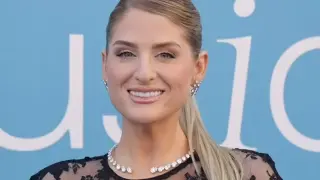 Певица дойде на церемонията по награждаването с прозрачна пола СНИМКИ 18+