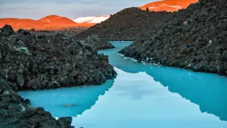 Като Санторини: Евакуират хора от известна дестинация заради "земетръсен рояк" 