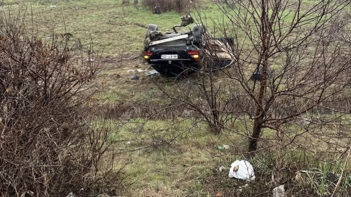 На АМ "Тракия" е страшно! Кола се обърна по таван, вадят трима чужденци СНИМКИ