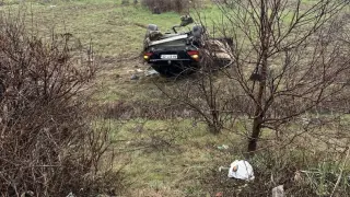 На АМ "Тракия" е страшно! Кола се обърна по таван, вадят трима чужденци СНИМКИ