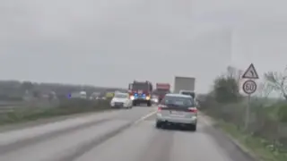 Зрелищна катастрофа блокира ключов път в Сезерозапада ВИДЕО