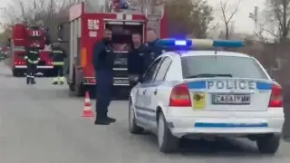 Само в БЛИЦ! Гъмжи от ченгета и пожарникари на това място в София 