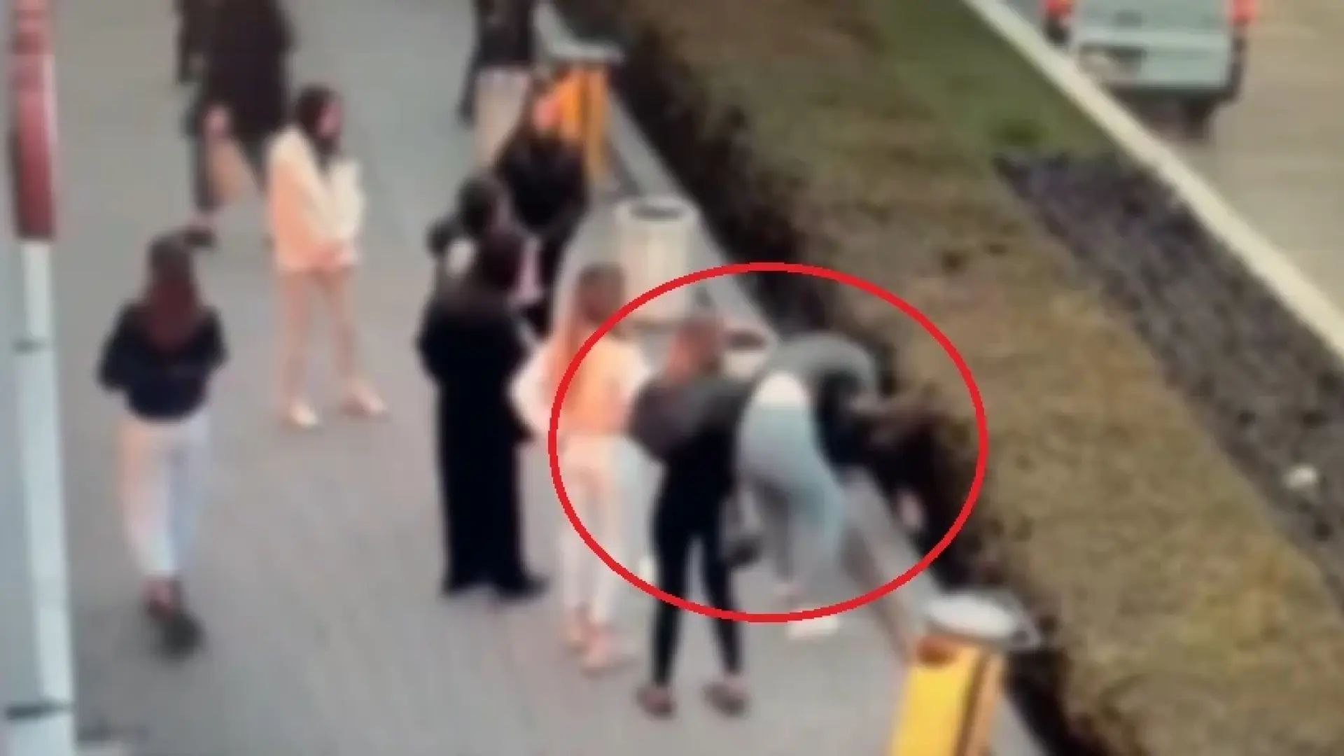 Нова брутална агресия между ученички във Варна, детето е бито пред очите на всички ВИДЕО