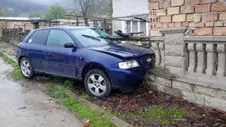 Млад джигит се опита да вземе къща на абордаж с колата си СНИМКИ 