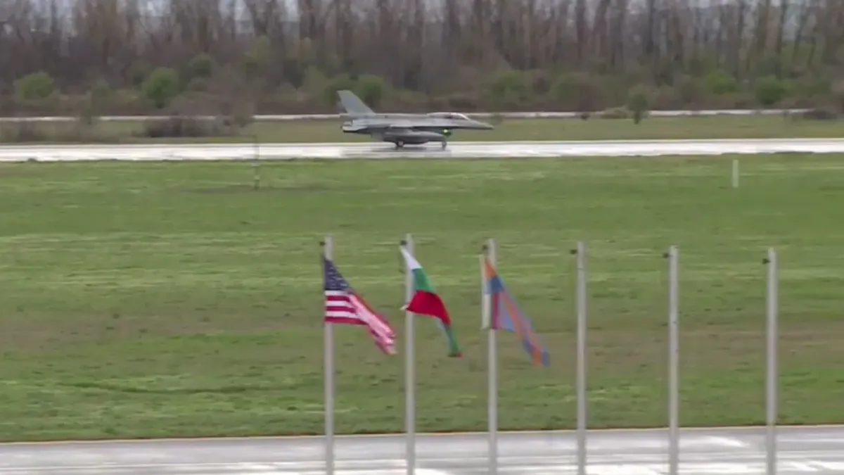 Тук е! Първия БГ изтребител F-16 кацна у нас ВИДЕО