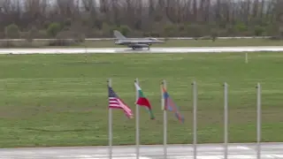 Тук е! Първия БГ изтребител F-16 кацна у нас ВИДЕО
