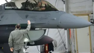 Ето кой е пилотът, който приземи у нас първия ни изтребител F-16