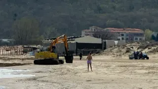 СУПЕР СКАНДАЛ! Багери разкопават райско място на морето! БРУТАЛНО ВИДЕО и СНИМКА