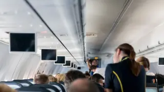 Красив контраст: Тъмнокожа стюардеса и русата и колежка плениха мрежата