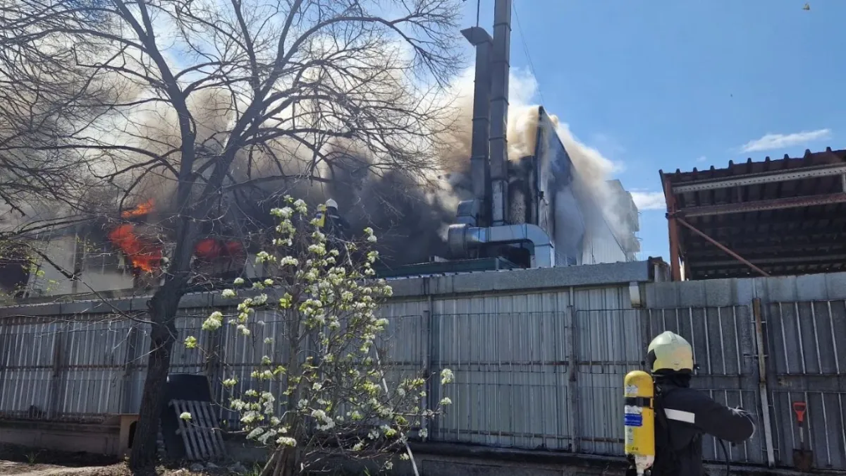 Паника в Пазарджик! Облаци от гъст дим покриха града СНИМКИ