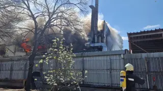 Паника в Пазарджик! Облаци от гъст дим покриха града СНИМКИ