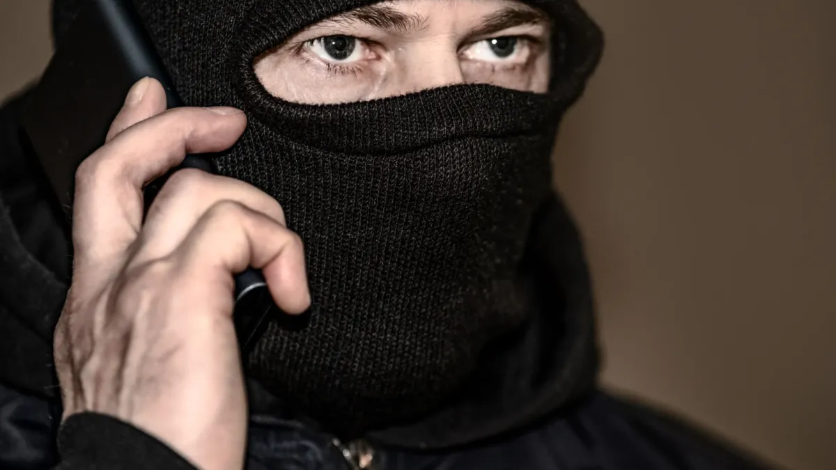 Наши ало-измамници обират баби в Скопие