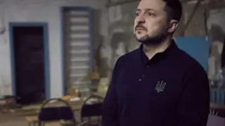 Сълзи, болка и едно жълто мече в ъгъла: Зеленски стъпи на ужасно място СНИМКИ