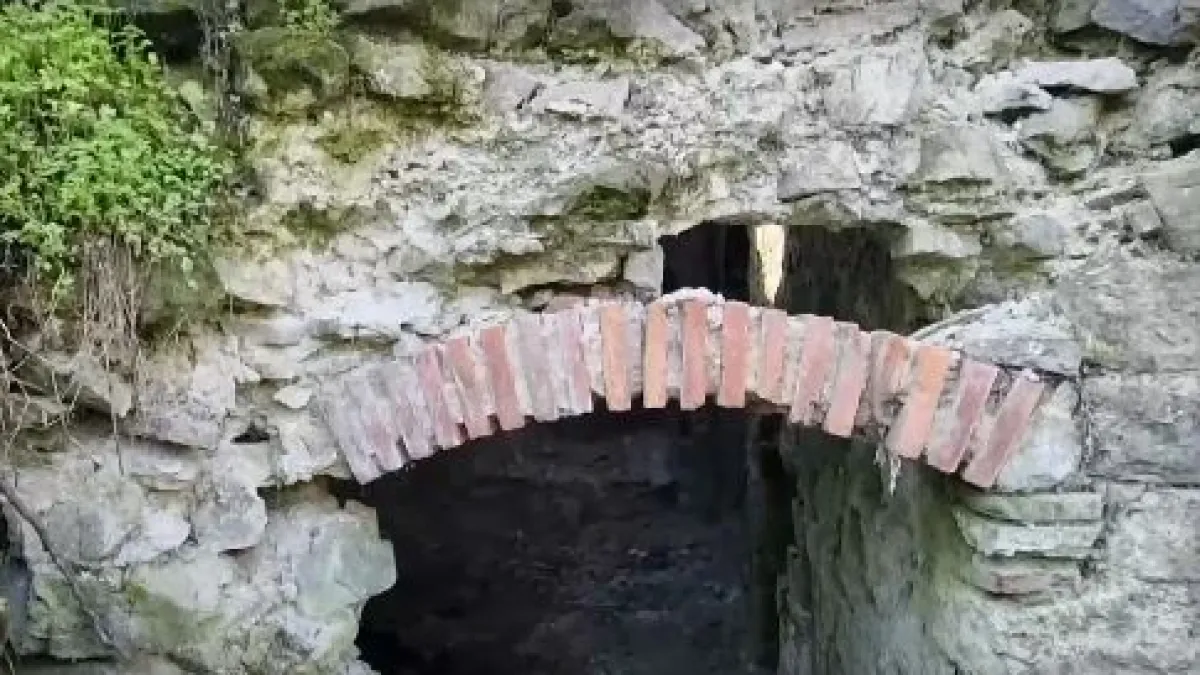 Стара турска баня в курорта Сливенски минерални бани е пред разруха, но привлича туристи ВИДЕО