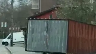 Силният вятър в Казанлък премести цял гараж ВИДЕО