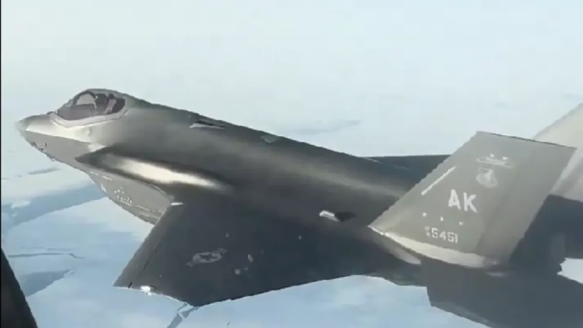 Напрежение в небето: Руски Су-35 в опасна близост с US F-35 край Аляска