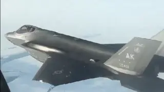 Напрежение в небето: Руски Су-35 в опасна близост с US F-35 край Аляска