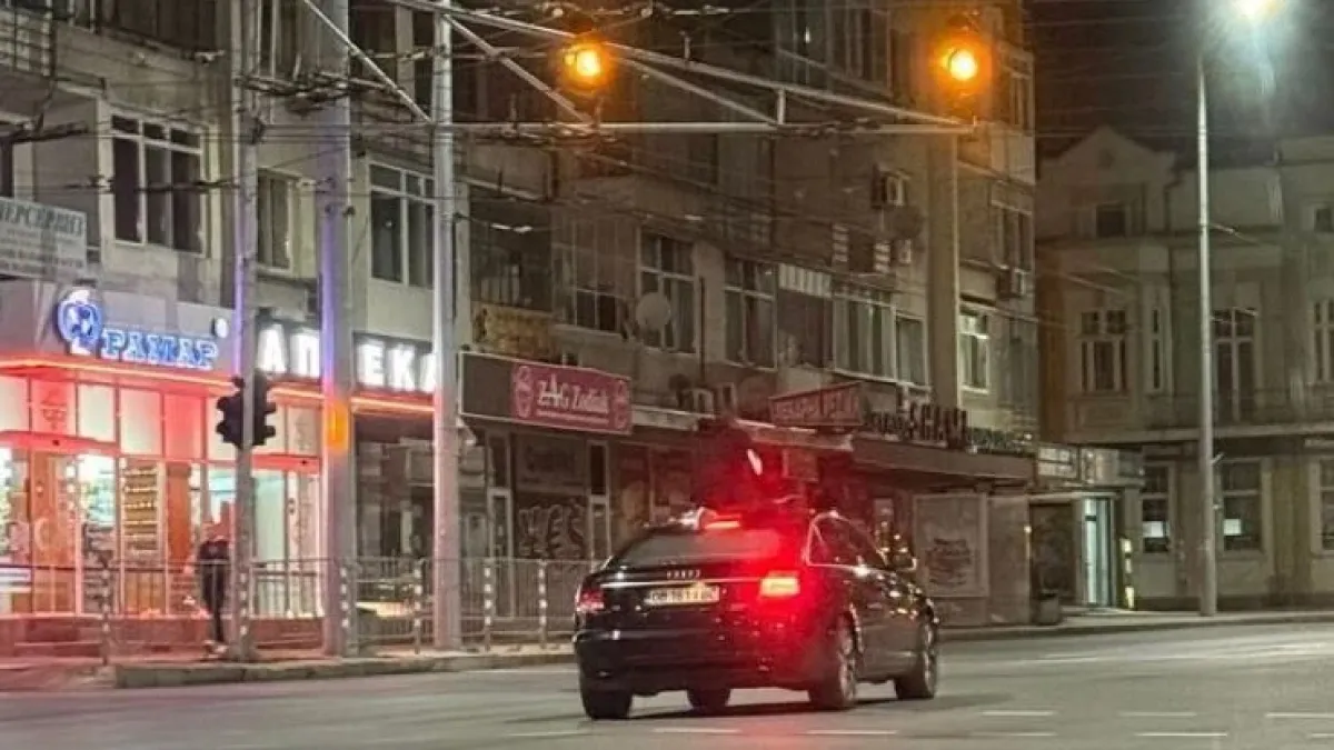 Когато ти се мре: Мъж се озова на капака на кола СНИМКИ