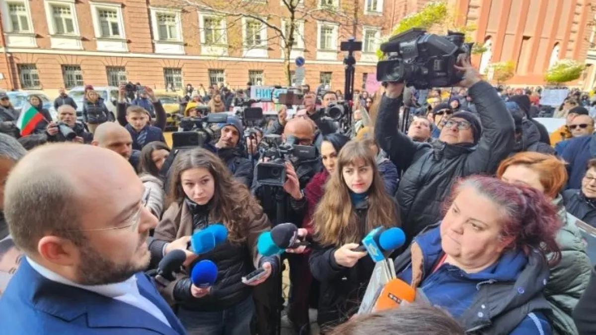 „Стига повече“: Протестът в София започна, министър излезе при почернените родители ВИДЕО