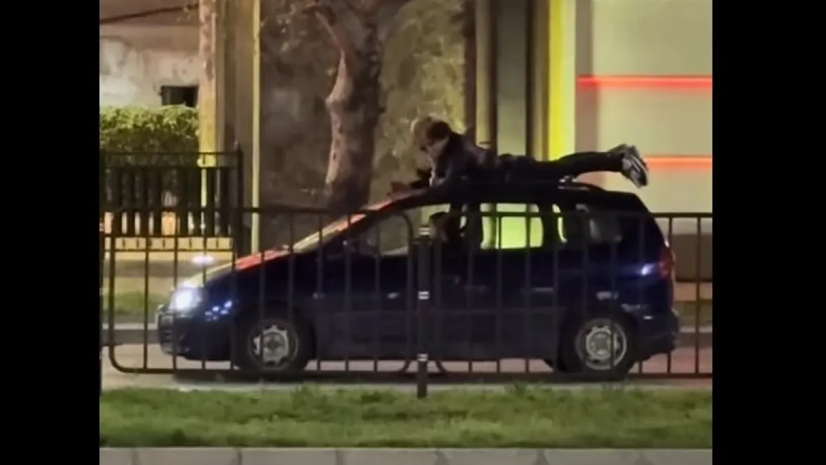 Заразно ли е? Вече по двама на капака на колата ВИДЕО