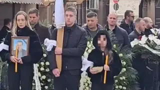 Синът носи кръста, дъщерята – портрета под звуците на "Марш на Дрина": Погребаха виден бизнесмен в Белград