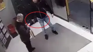 Като в екшън филм: Мъж с пищов заплашва и крещи в голям роден хипермаркет, клиентите в шок ВИДЕО 