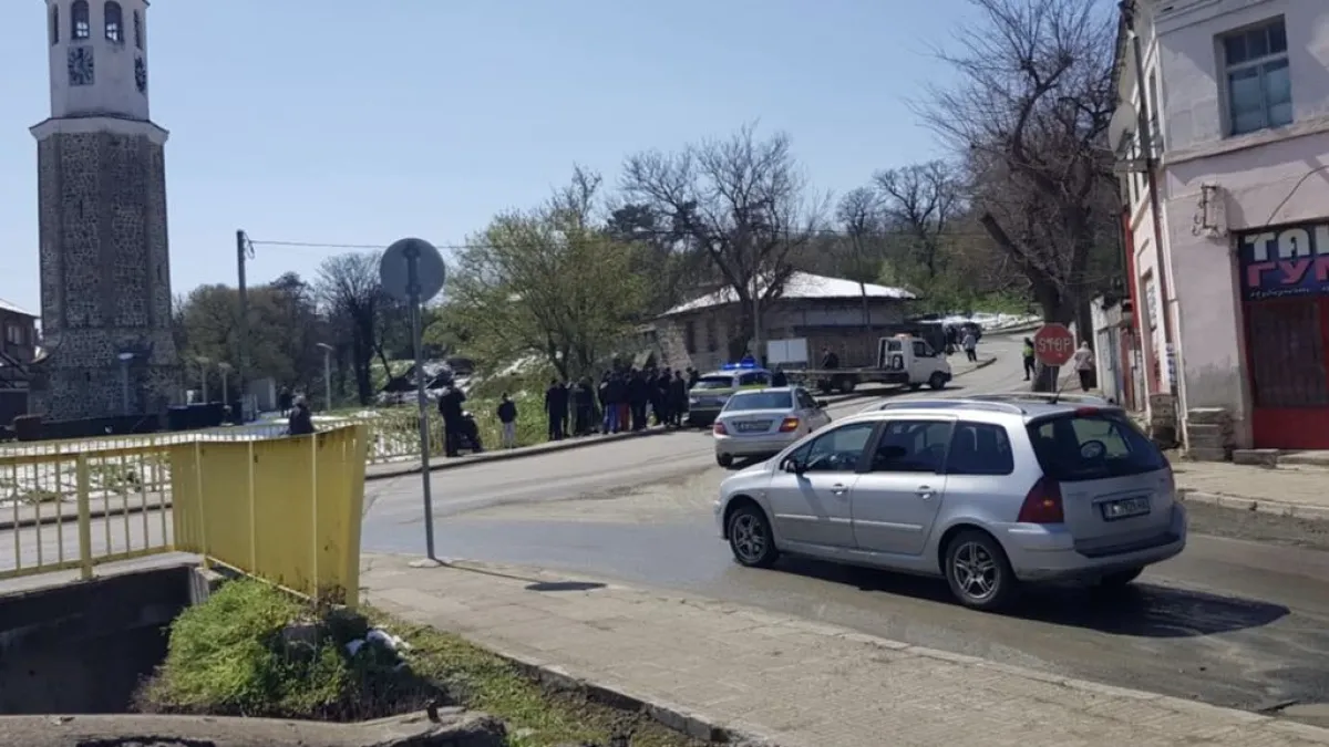 Абитуриенти тръгнаха да канят класната на бал и стана голяма беля 