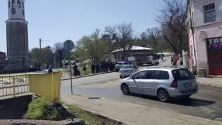 Абитуриенти тръгнаха да канят класната на бал и стана голяма беля 