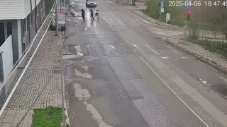 Ужас! Шофьор едва не помете 4 деца на пешеходна пътека в софийски квартал ВИДЕО