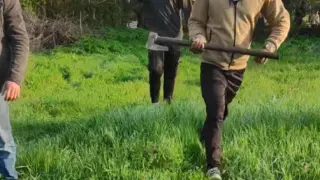 Ново изтъпление: Петима с брадви погнаха да секат мъж в родно село, страшно ВИДЕО
