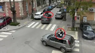 Потрес във Варна: Тийнейджър свири на гайда върху таван на кола, а друг се вози на капака СНИМКИ