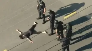 Полицаи застреляха на улицата жената на известен рок музикант ВИДЕО