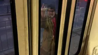 Психар с нож ошашави пътници в трамвай, ватманът още се тресе от ужас СНИМКА