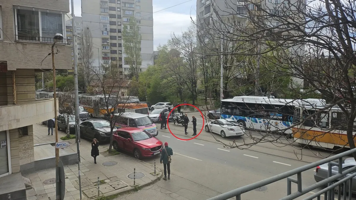 Първо в БЛИЦ! Ранен полицай при тежко меле в София, спряха трамваите! СНИМКИ