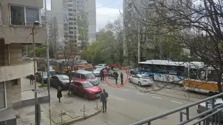 Първо в БЛИЦ! Ранен полицай при тежко меле в София, спряха трамваите! СНИМКИ