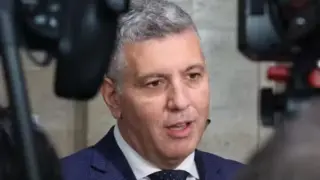 Съмнителният морал на един (без)пътен брокер: Фирми на Андрей Цеков и жена му печелят евромилиони, докато е във властта