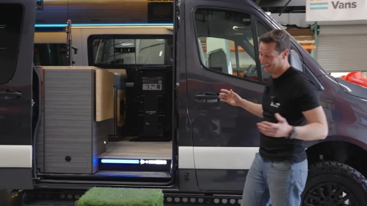 Превърнаха Mercedes Sprinter в дом на колела в стила на "Междузвездни войни" ВИДЕО