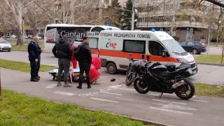 Страшен сакатлък в Русе, моторист се заби в пътен знак и... ВИДЕО